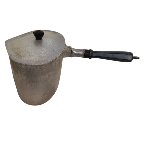 Vintage Club Aluminum Ware Heart Shaped Triangle Pot with Removable Handle & Lid - Picture 6 of 8